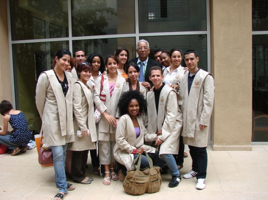 El Dr. Eduardo Torres Cuevas y estudiantes